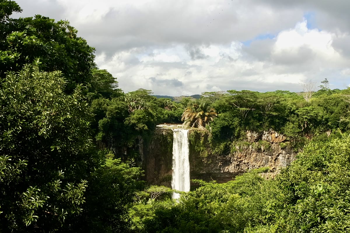 Wasserfall in der grünen Hügellandschaft bei Chamarel