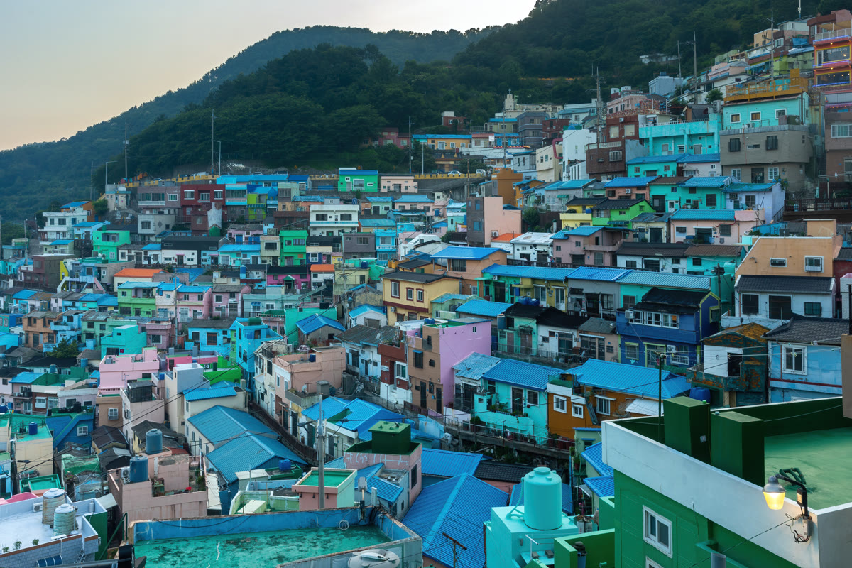 Bunte Häuser des Gamcheon-Kulturdorfs in Busan bei Sonnenuntergang