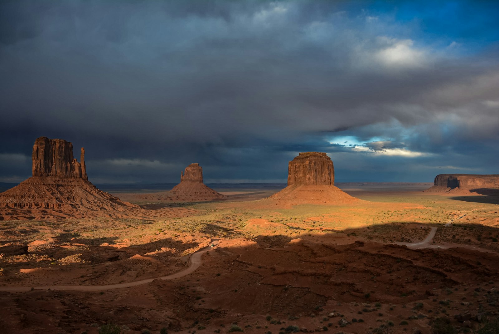 Wüstenlandschaft des Monument Valley mit dramatischem Himmel