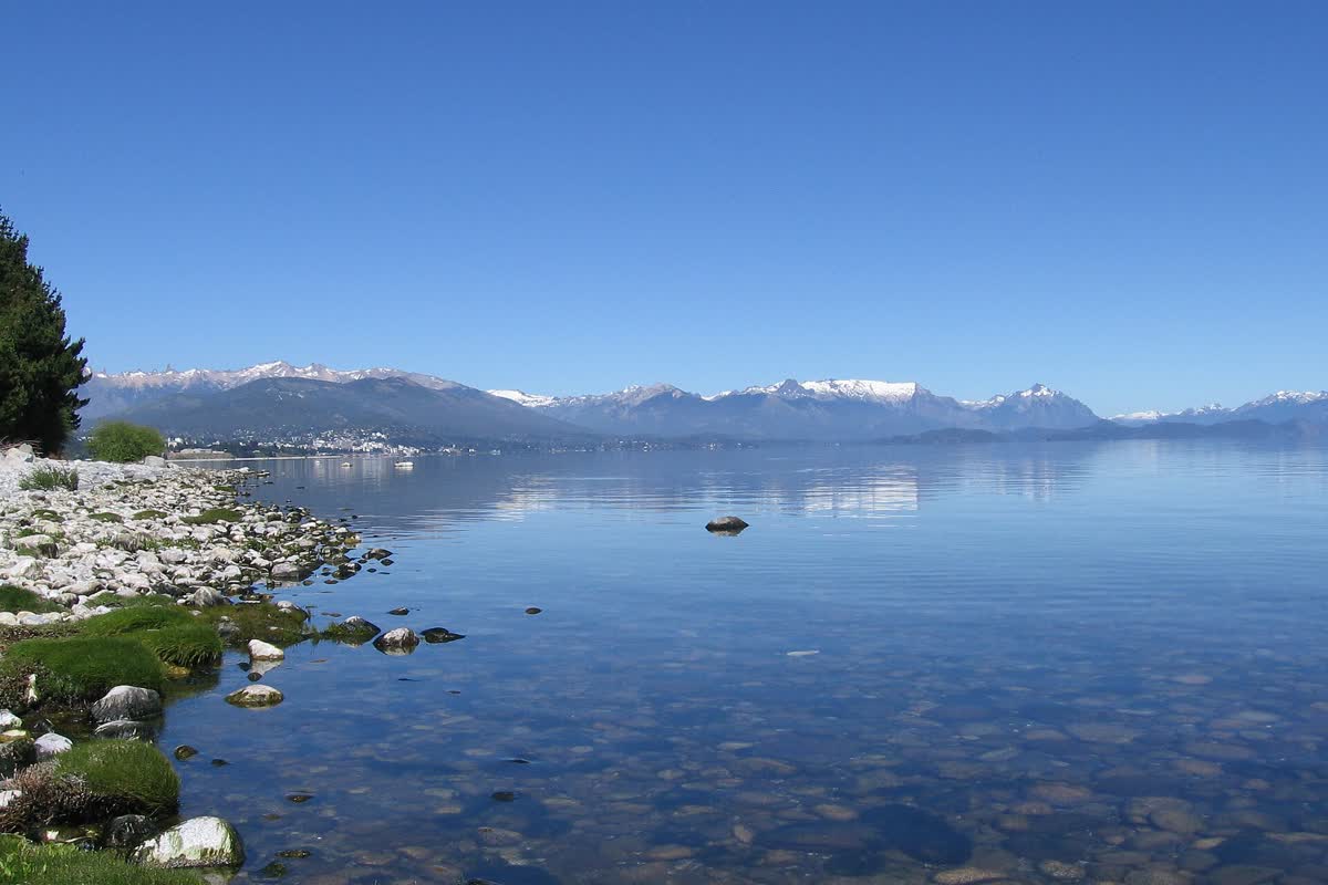 Andensee Nahuel Huapi bei Bariloche mit umliegenden Bergen