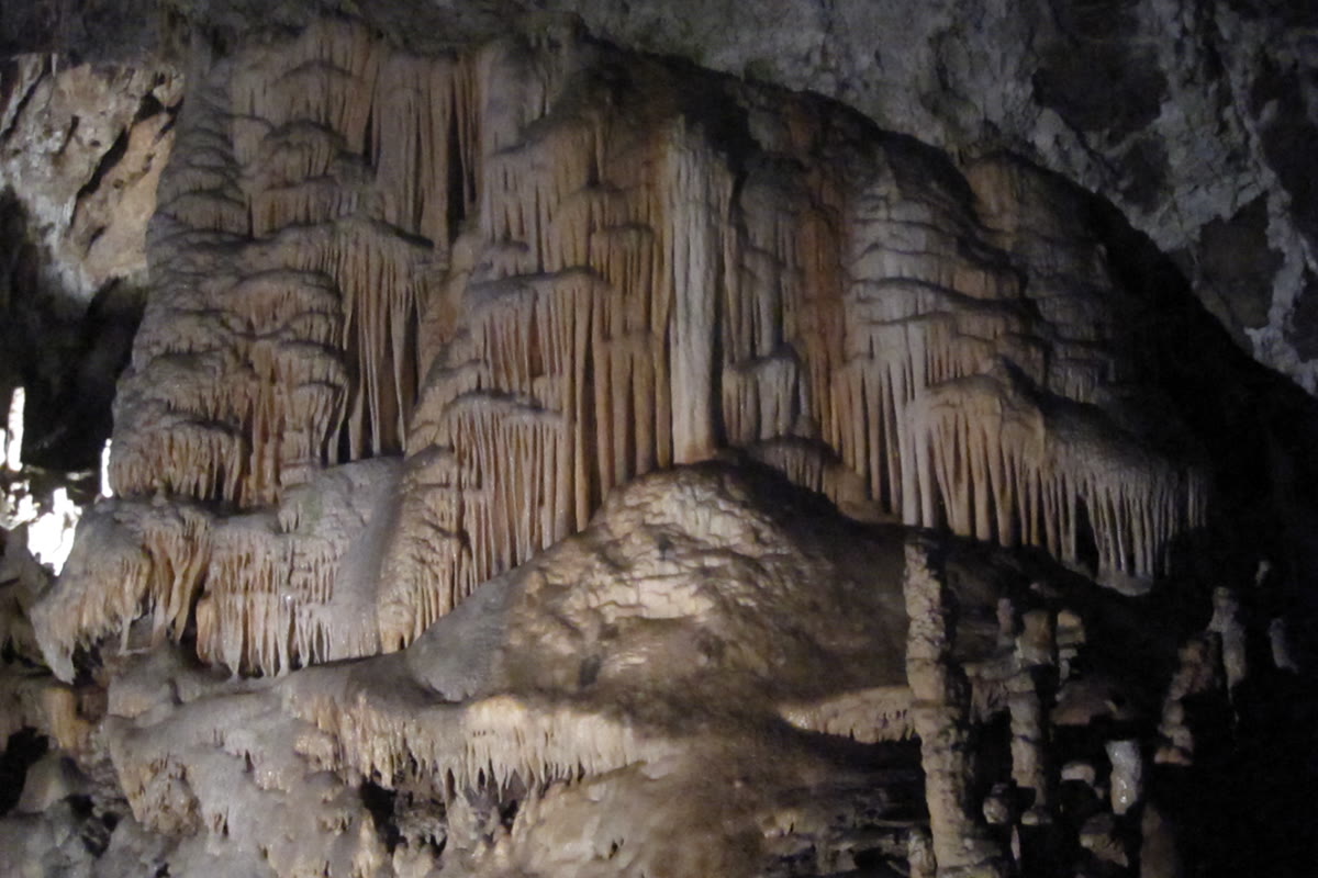 Tropfsteinformationen in der Karsthöhle von Postojna