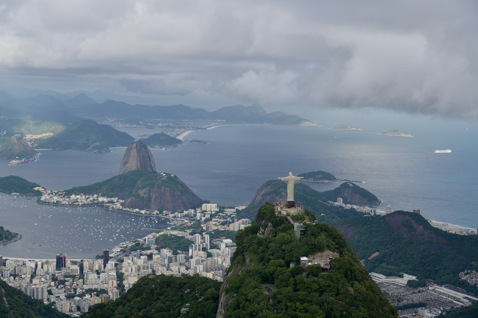 Christusstatue auf dem Corcovado über der Stadt Rio de Janeiro