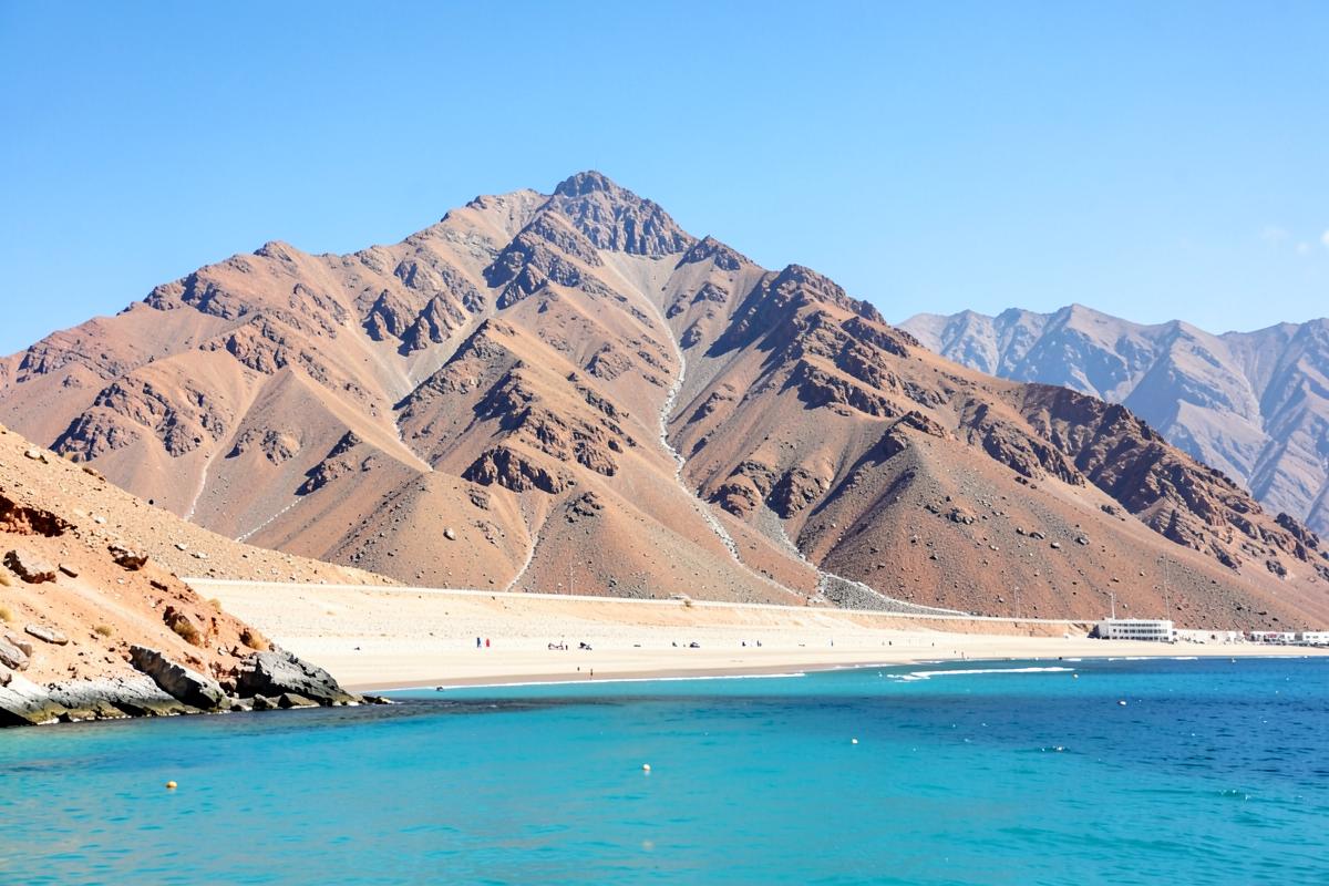 Türkisfarbene Küste und Berge bei Fujairah am Golf von Oman