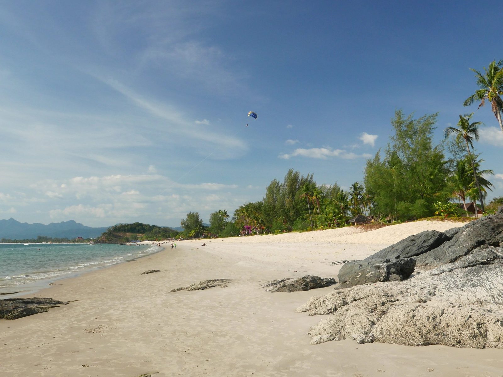 Palmengesäumter Strand mit türkisfarbenem Wasser auf Langkawi