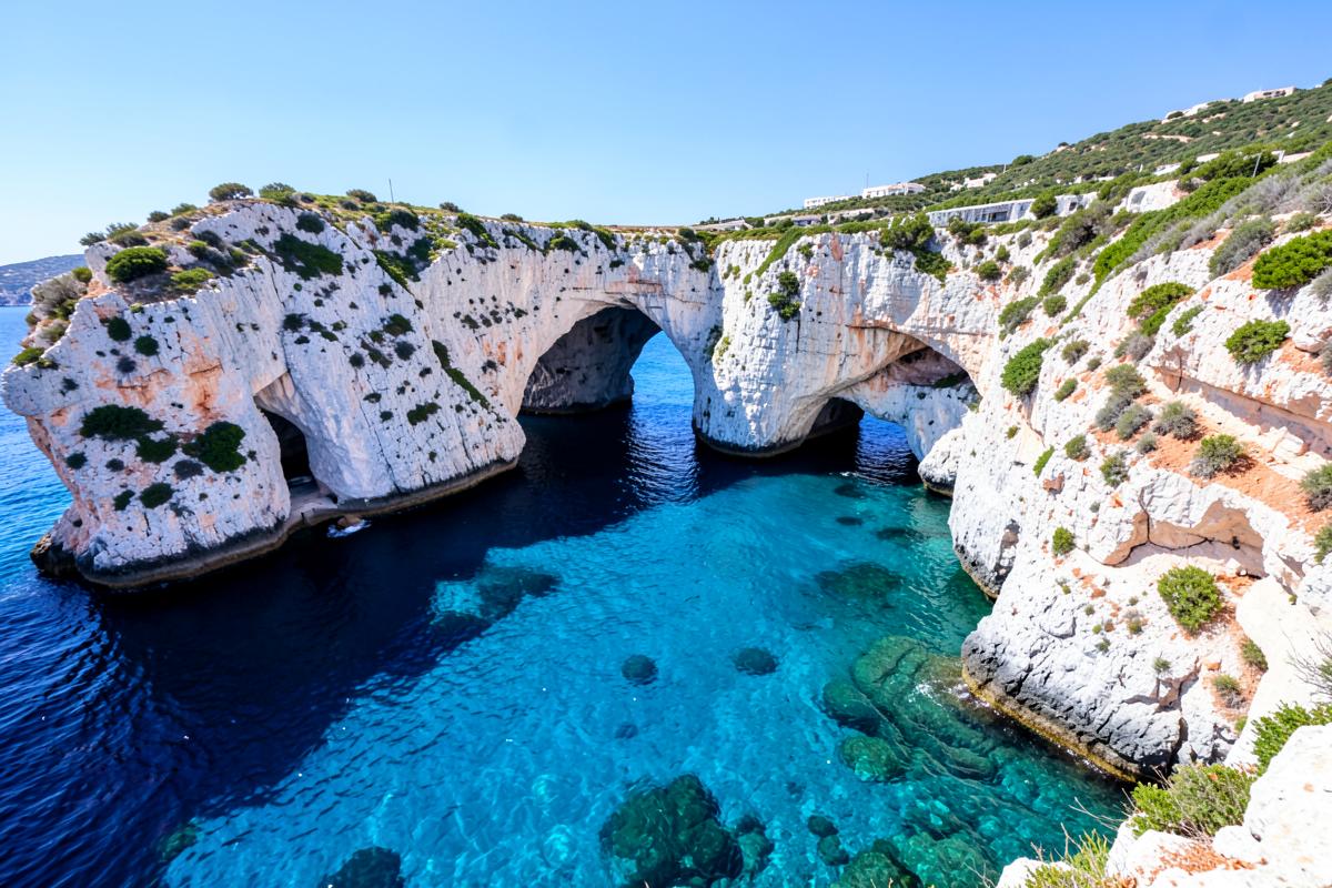 Unberührte Steilküste und türkisfarbenes Meer an der Akamas-Halbinsel