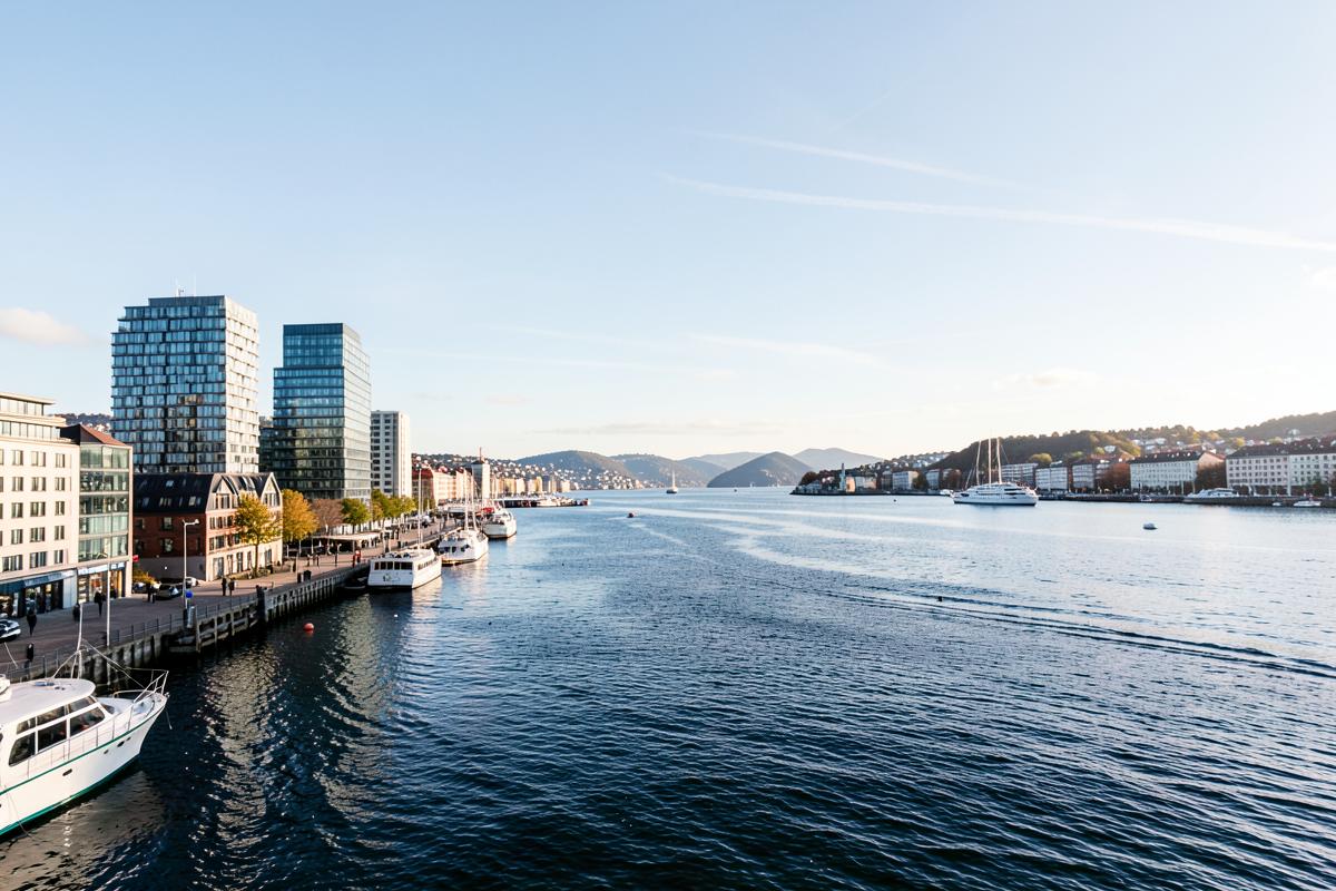 Moderne Uferpromenade von Oslo mit Booten und Blick auf den Fjord