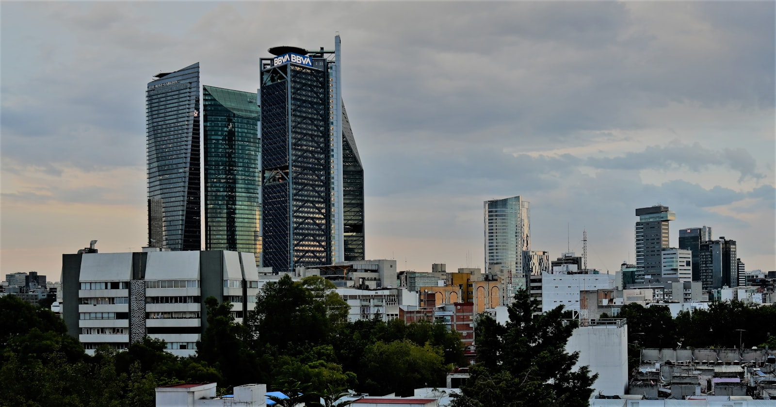 Skyline mit Hochhäusern unter bewölktem Himmel
