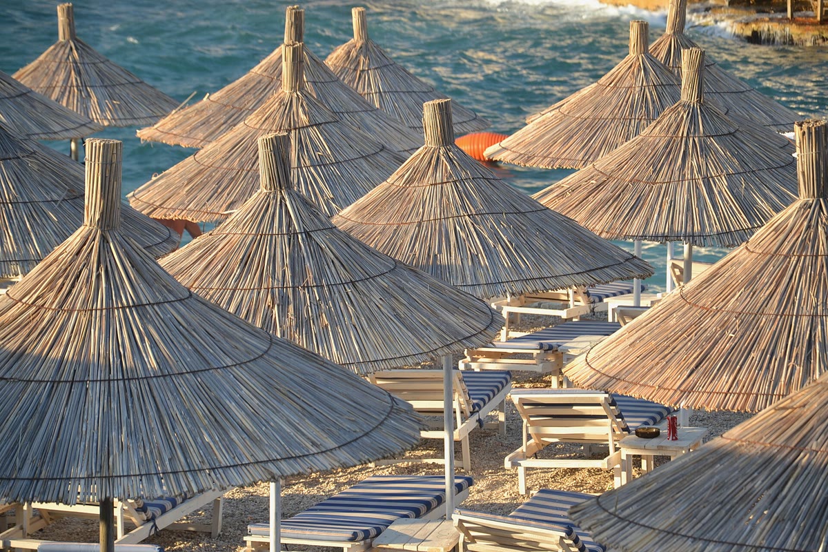 Türkisfarbenes Wasser und Sandstrand von Ksamil an der Albanischen Riviera