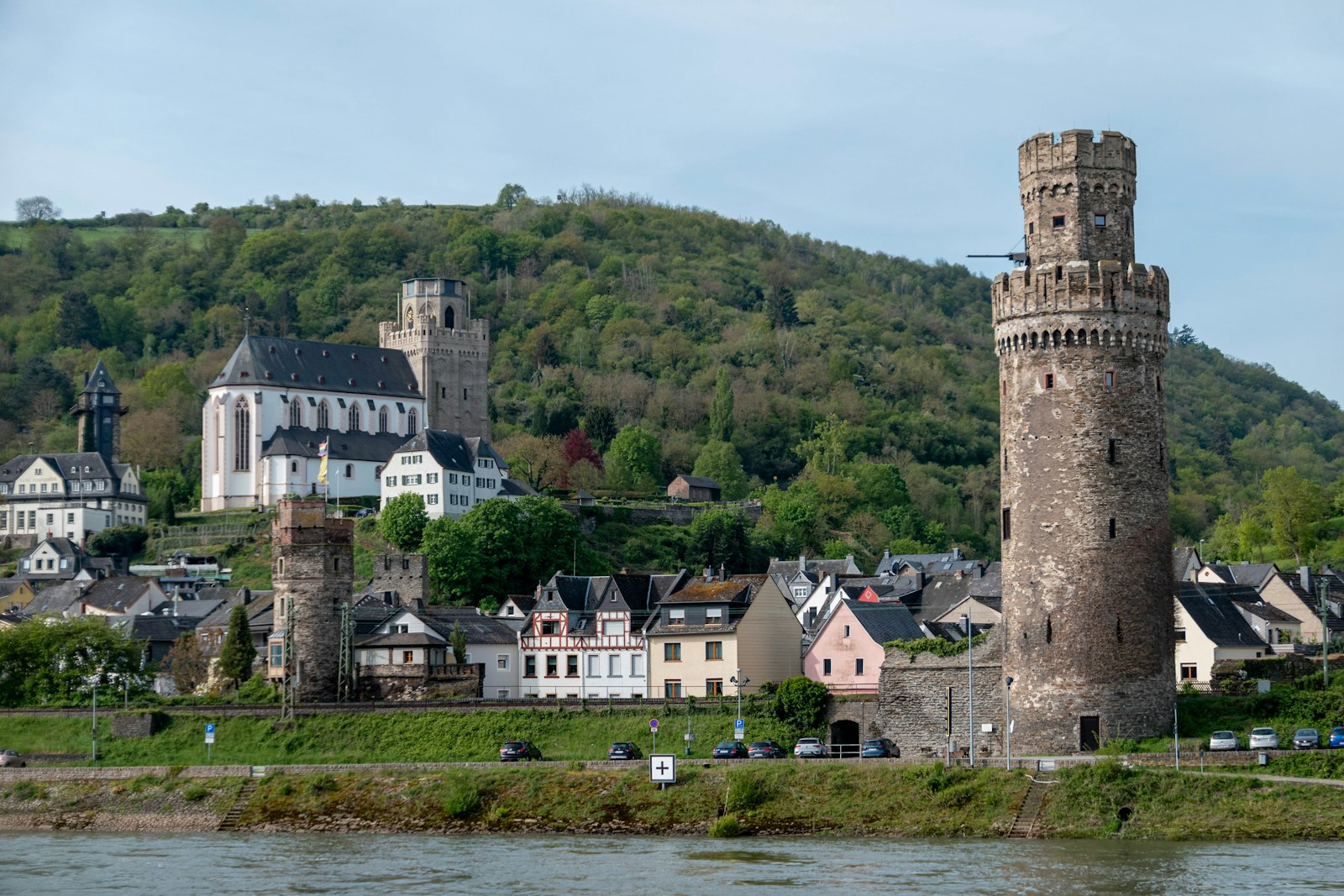 Flusstal mit Weinbergen und Ort am Ufer