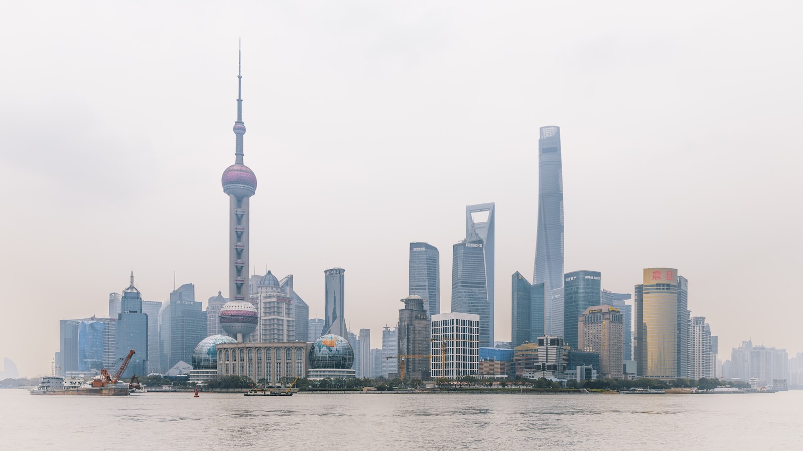Skyline von Shanghai an einem bewölkten Tag