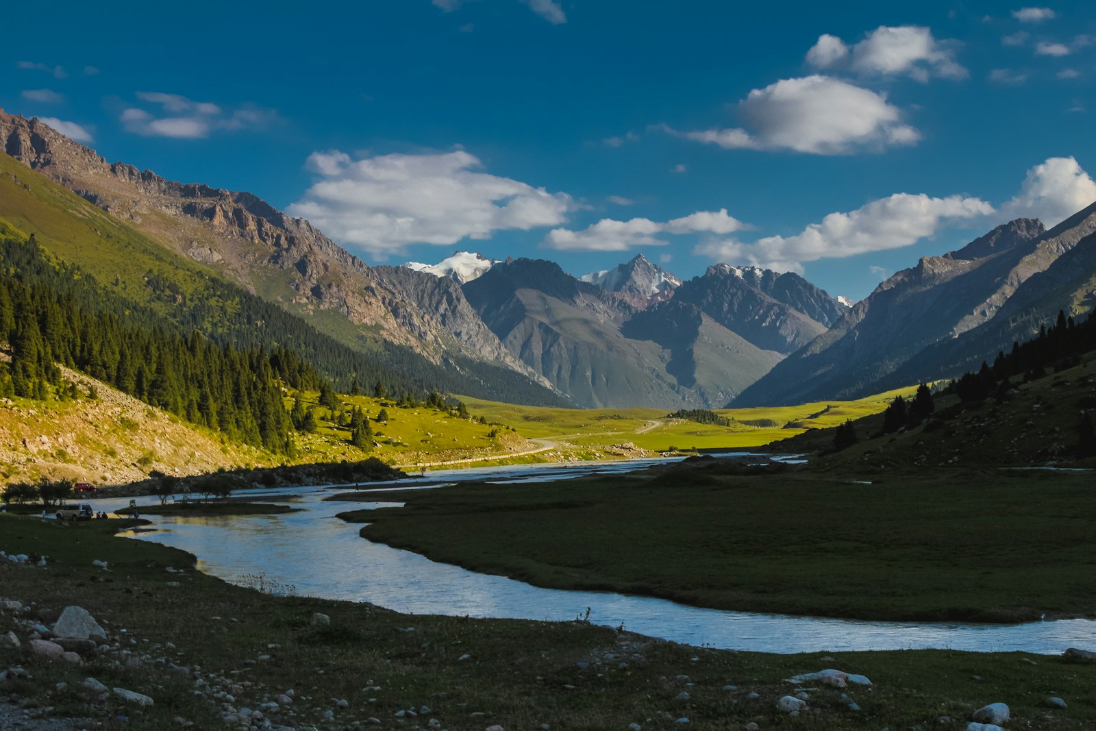 Grün-braune Berge unter blauem Himmel