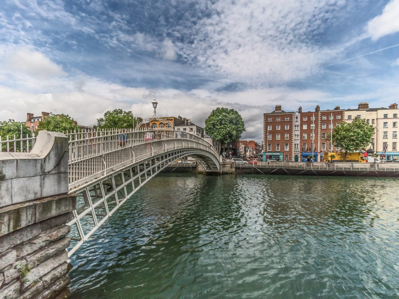 Fluss mit Brücke und Stadthäusern in Dublin