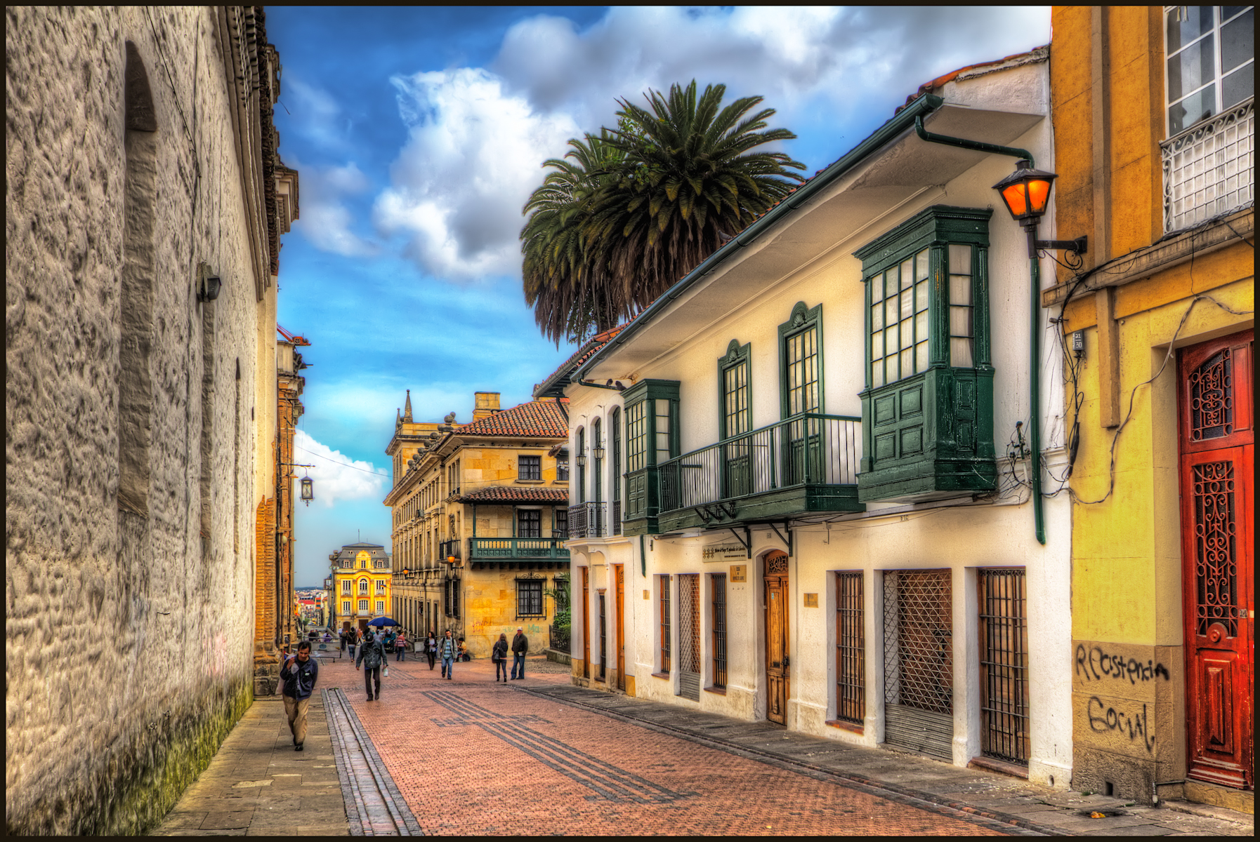 Kopfsteinpflasterstraße im Kolonialviertel La Candelaria in Bogotá