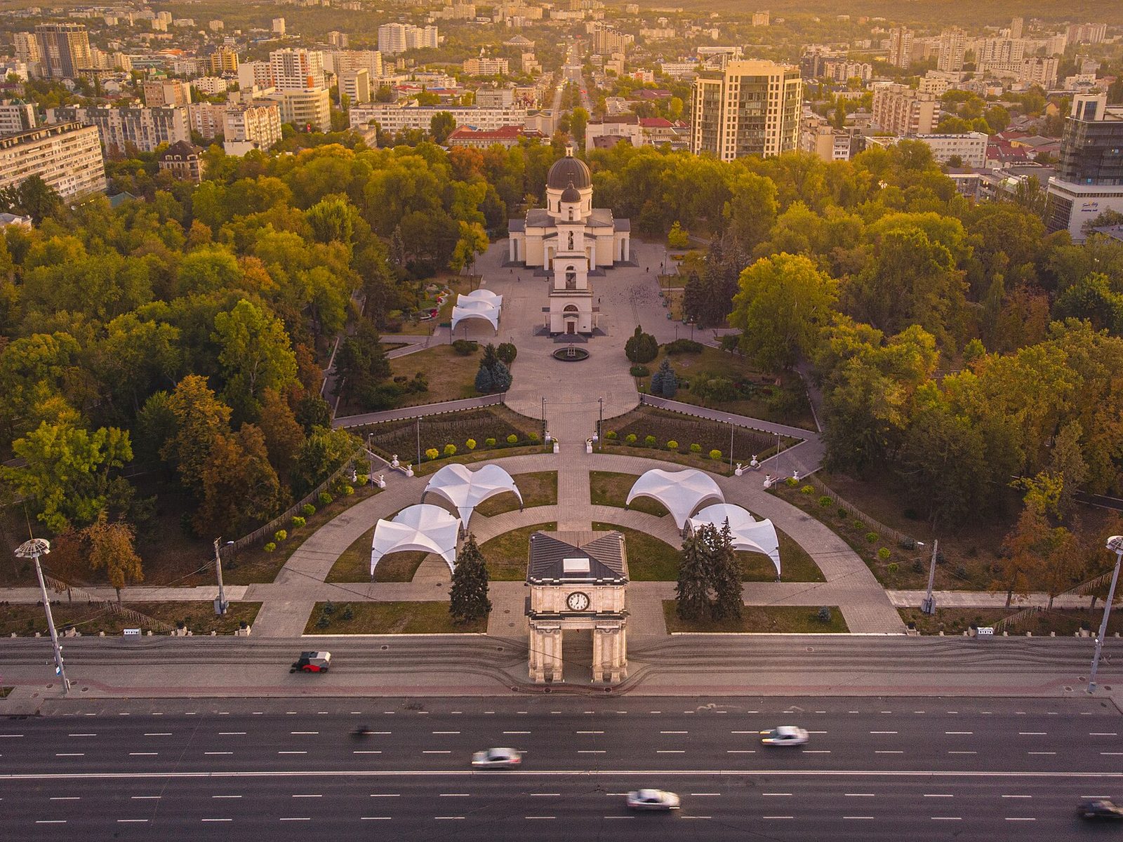 Kathedralenpark mit Triumphbogen im Herbst in Chișinău
