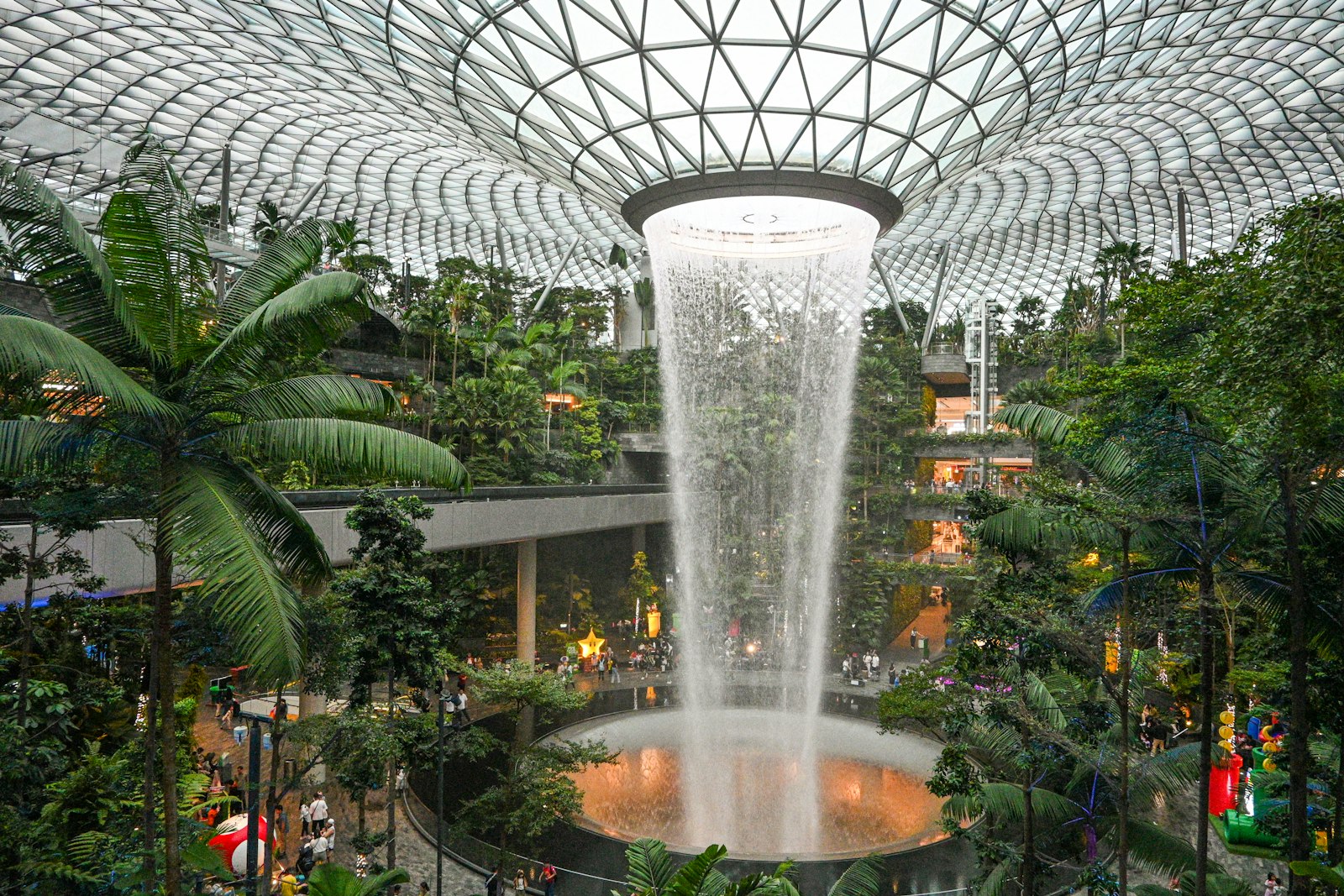 Indoor-Wasserfall im begrünten Jewel Changi Airport