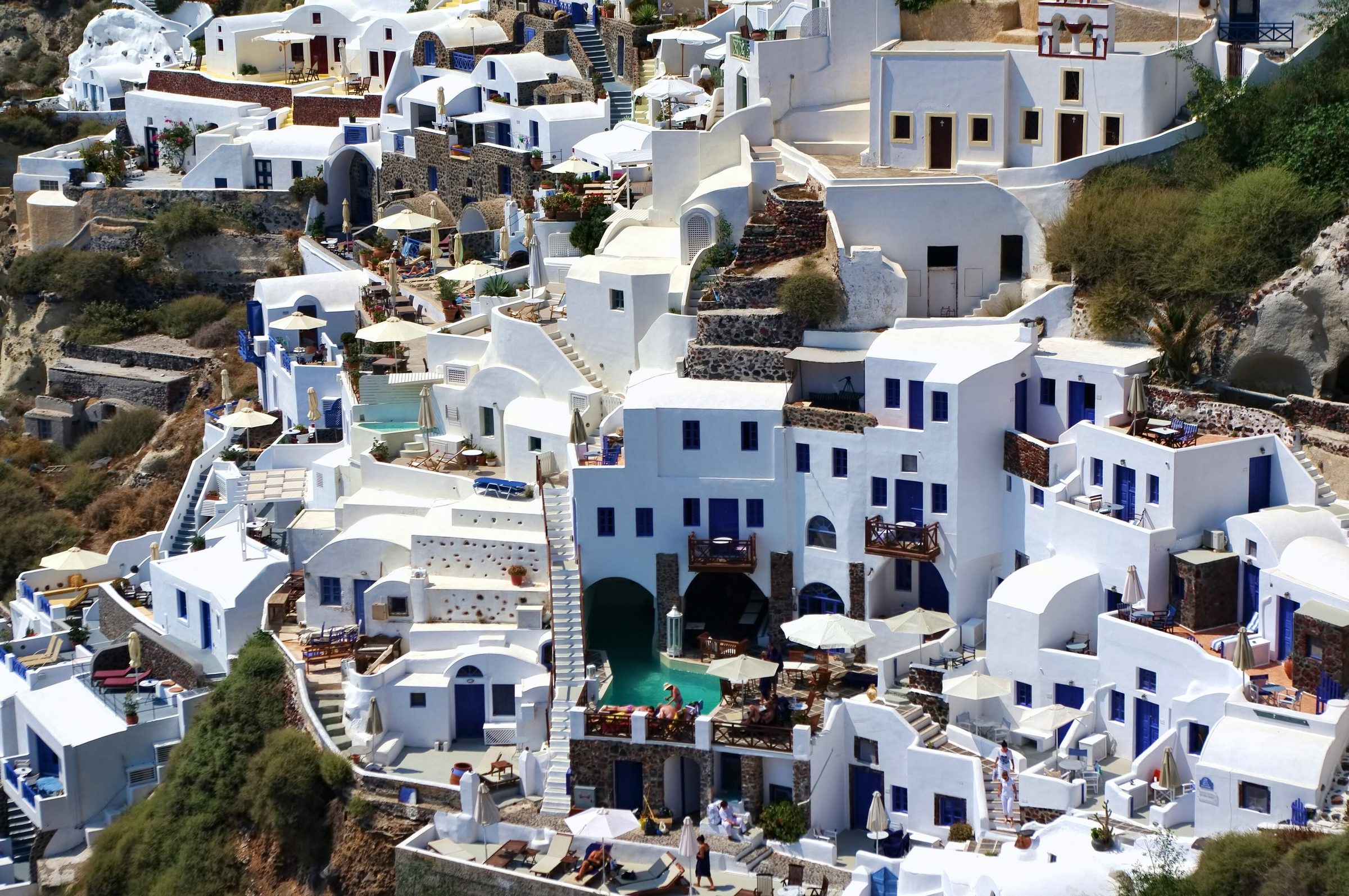 Weiße Kykladenhäuser des Dorfs Oia auf Santorin, Griechenland