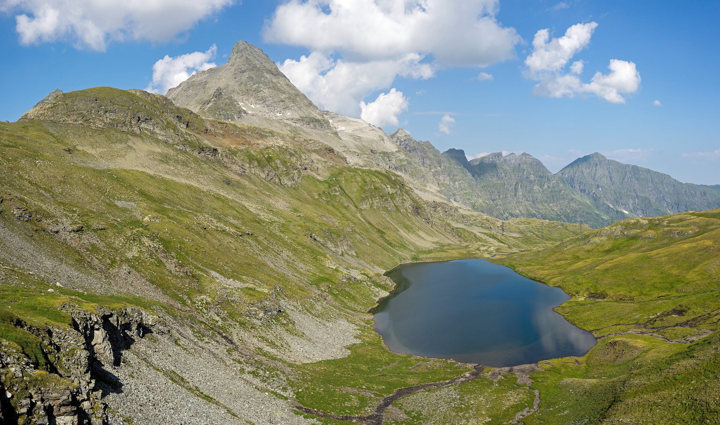 Bergsee unter felsigen Gipfeln in den österreichischen Alpen