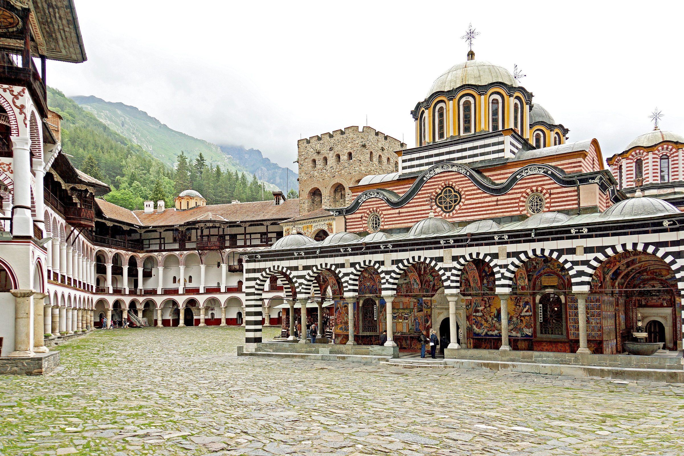 Rila-Kloster in Bulgarien mit bemalten Arkaden vor Bergkulisse