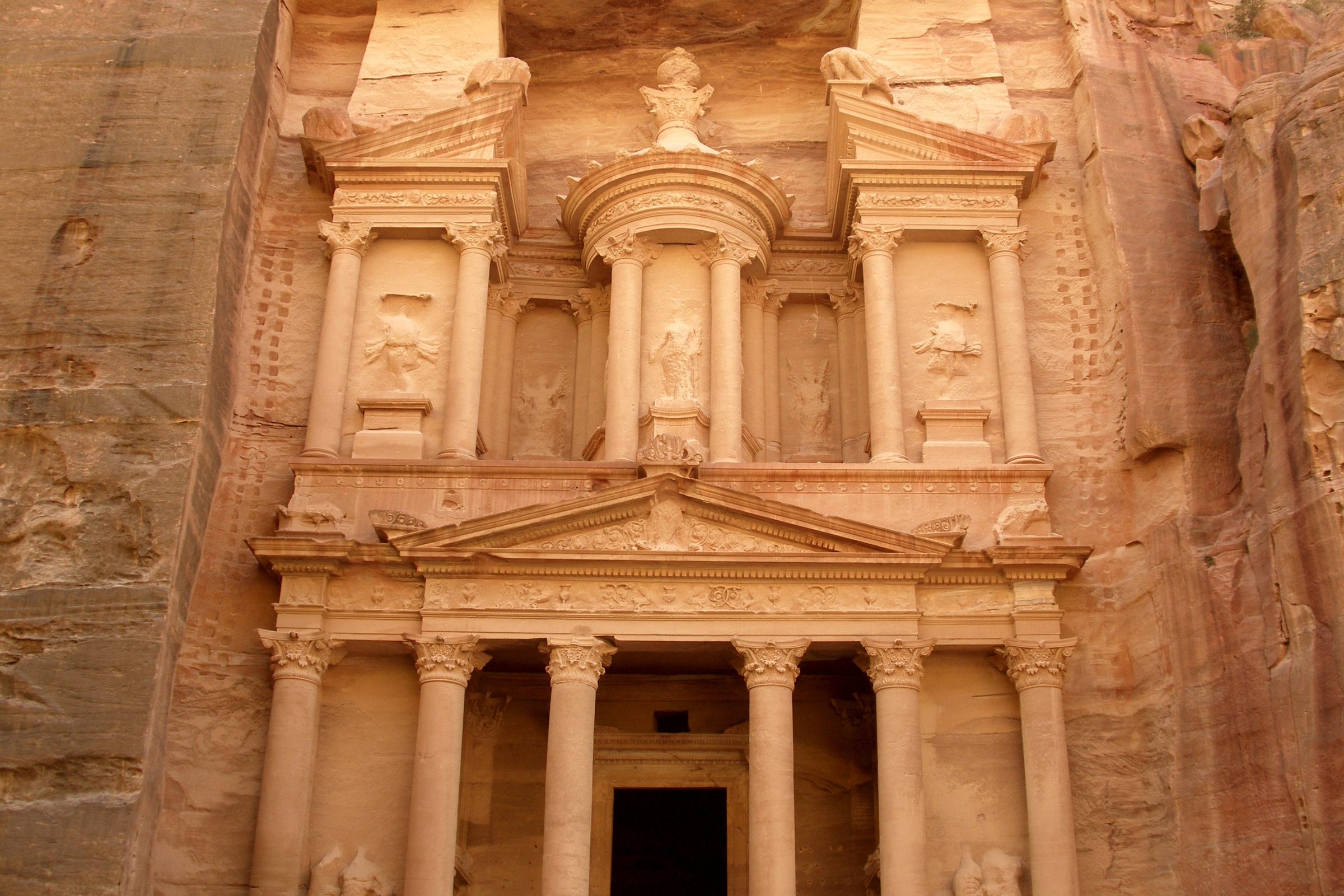 Das Schatzhaus Al-Khazneh in Petra, Jordanien, im warmen Licht