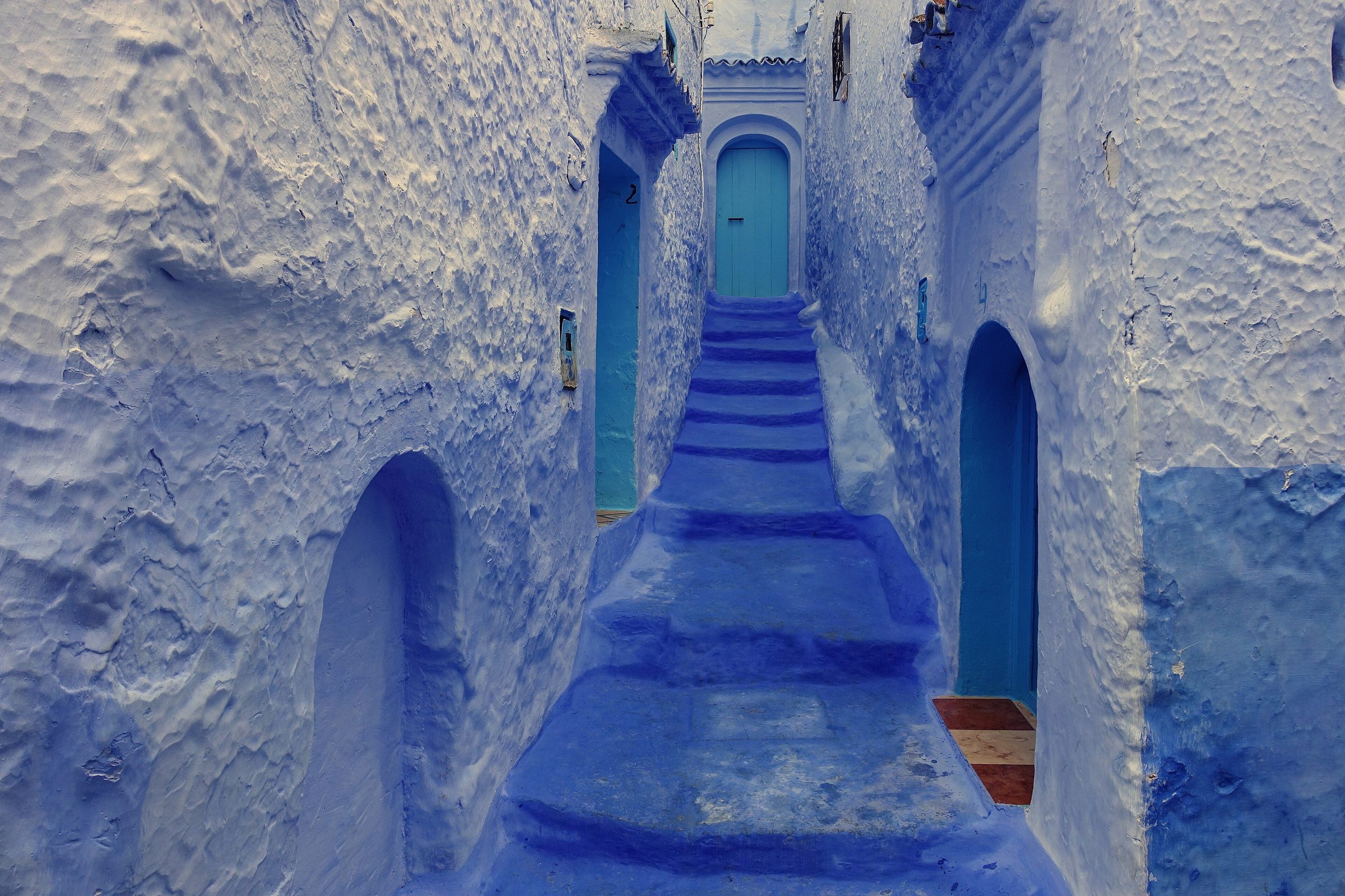 Blau getünchte Gasse mit Treppen in Chefchaouen, Marokko