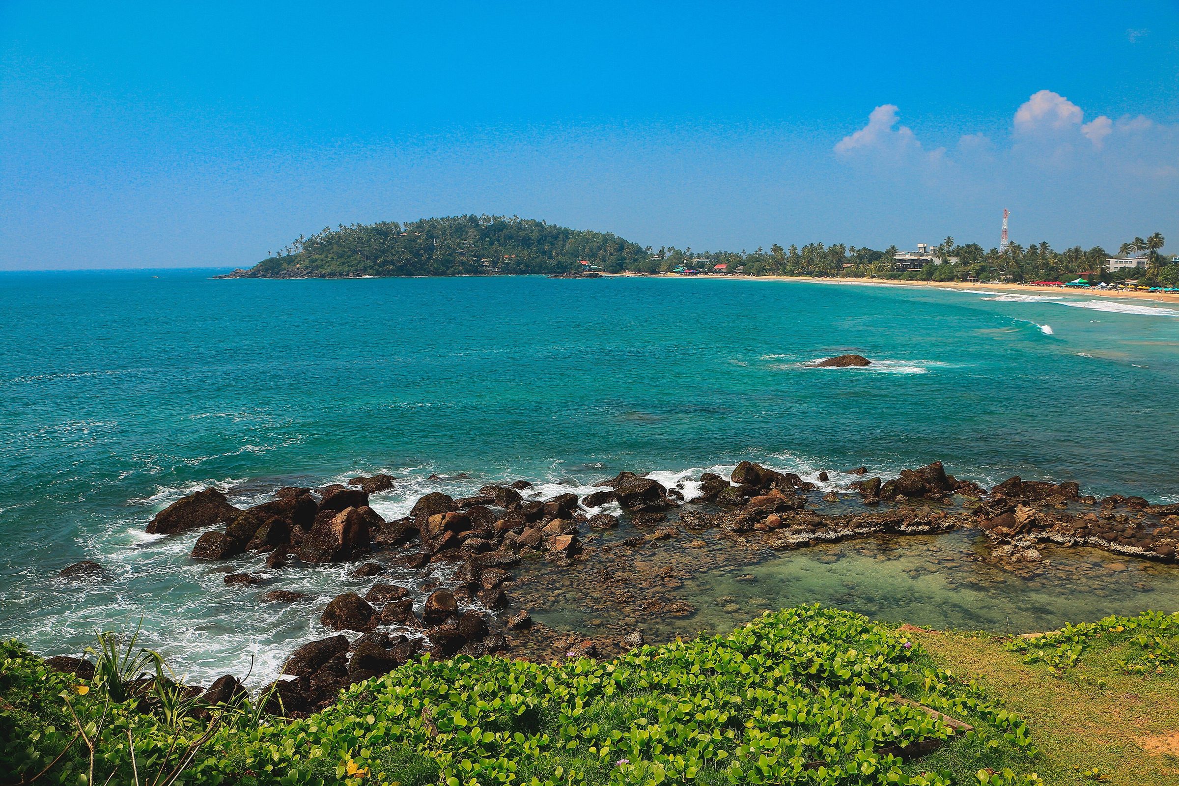 Palmengesäumte Bucht von Mirissa an der Küste Sri Lankas
