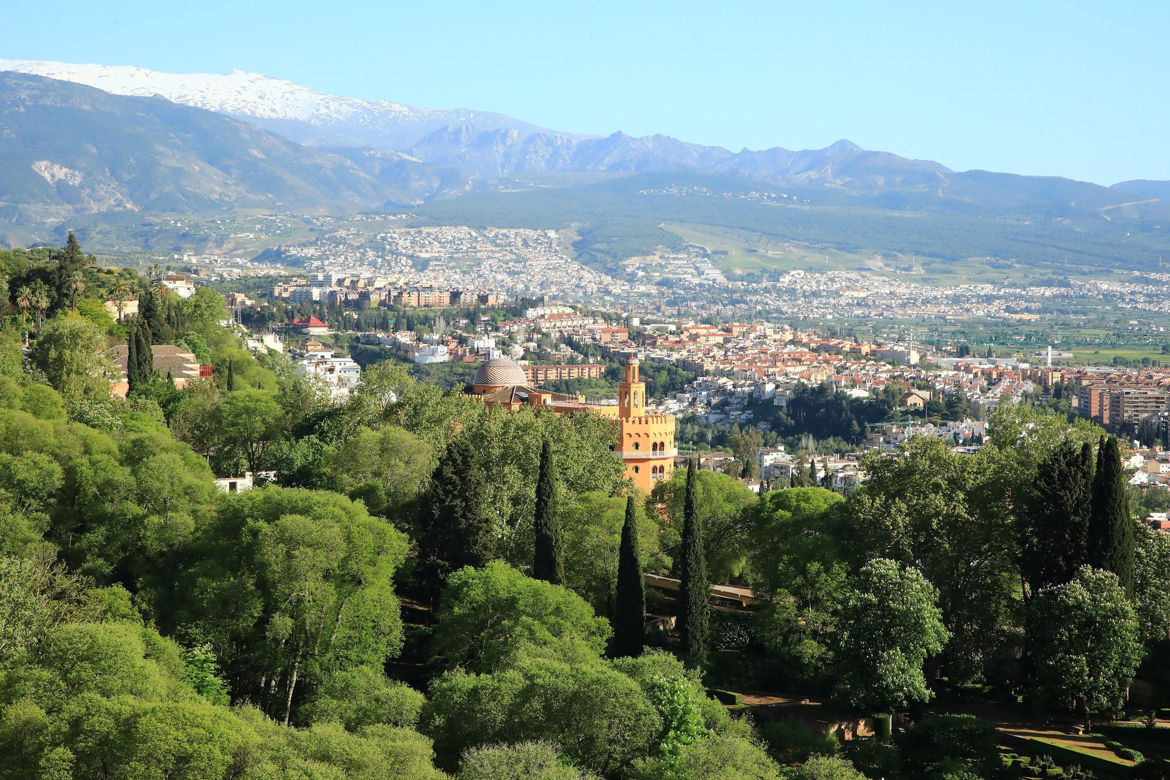 Blick von der Alhambra über Granada auf die verschneite Sierra Nevada