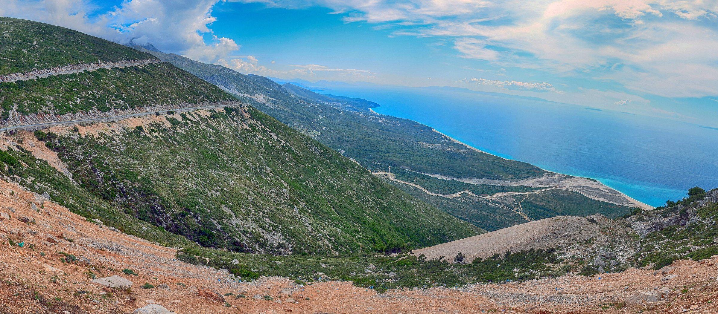 Albanische Riviera vom Llogara-Pass mit Küste und Meer