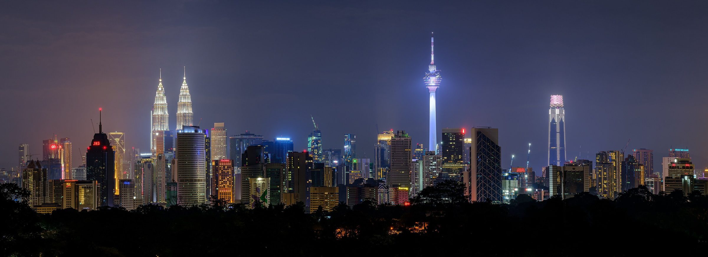 Nächtliche Skyline von Kuala Lumpur mit den Petronas Towers