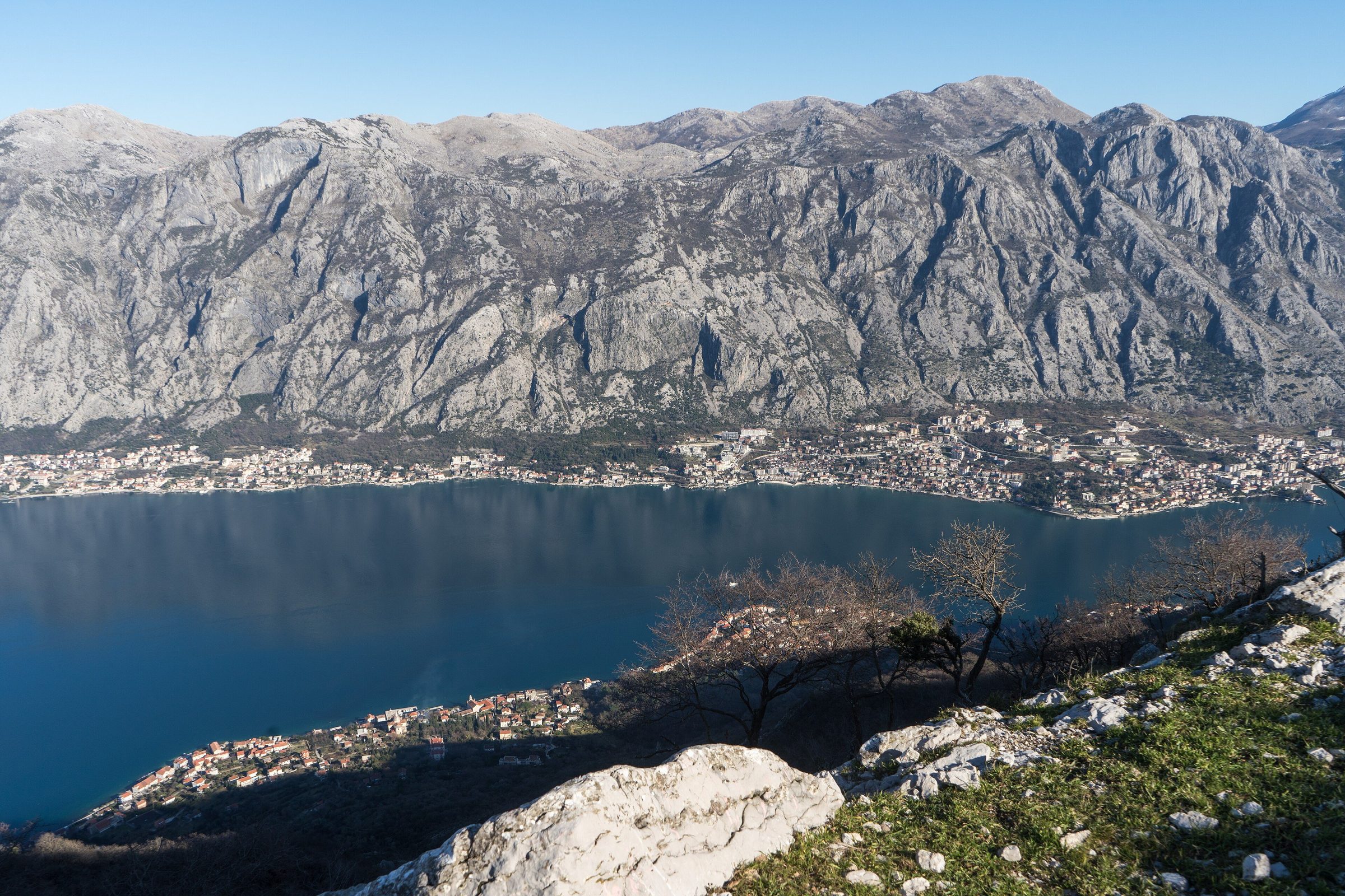 Bucht von Kotor in Montenegro mit steilen Bergflanken