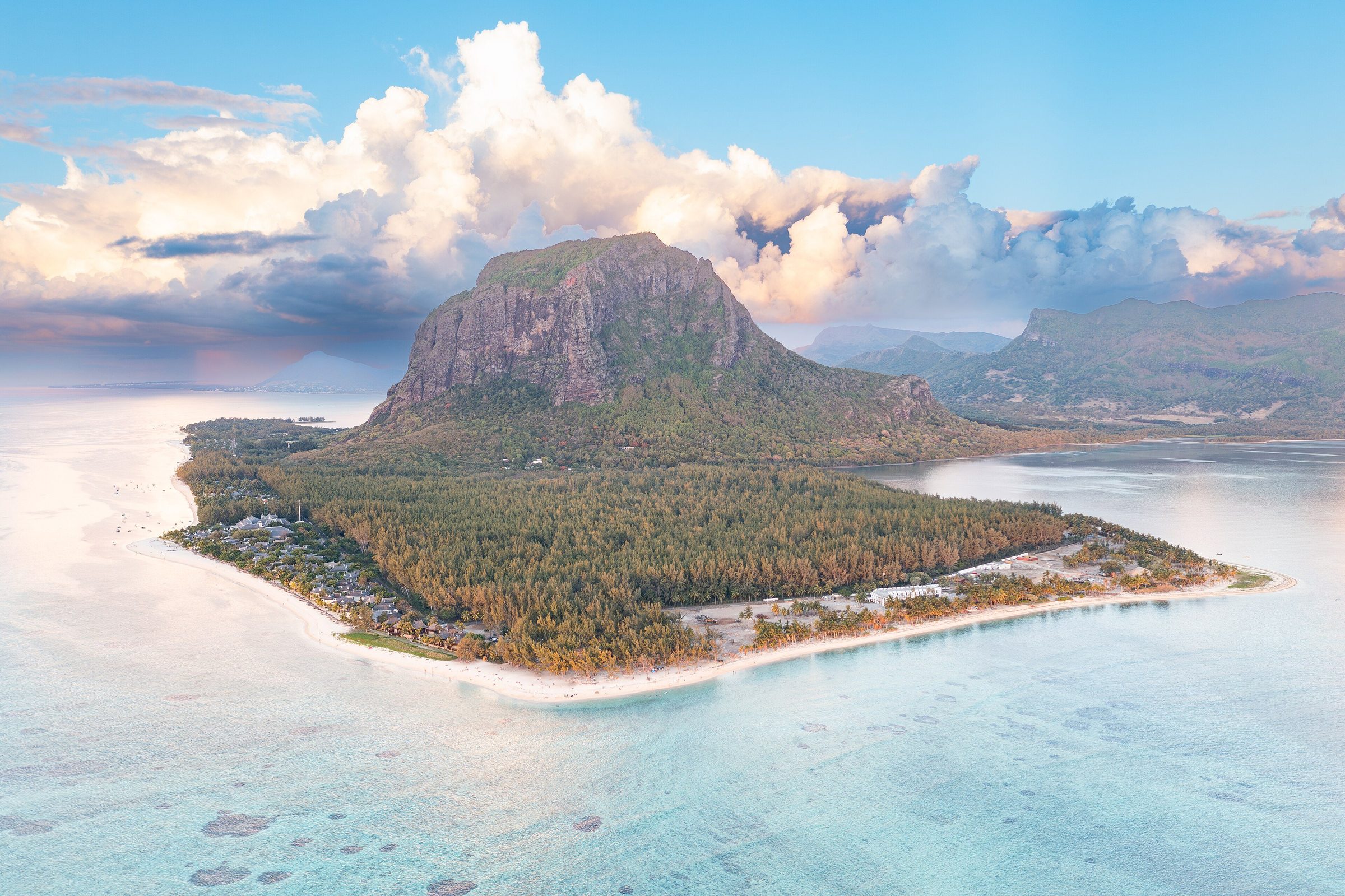 Le Morne Brabant über der türkisfarbenen Lagune auf Mauritius