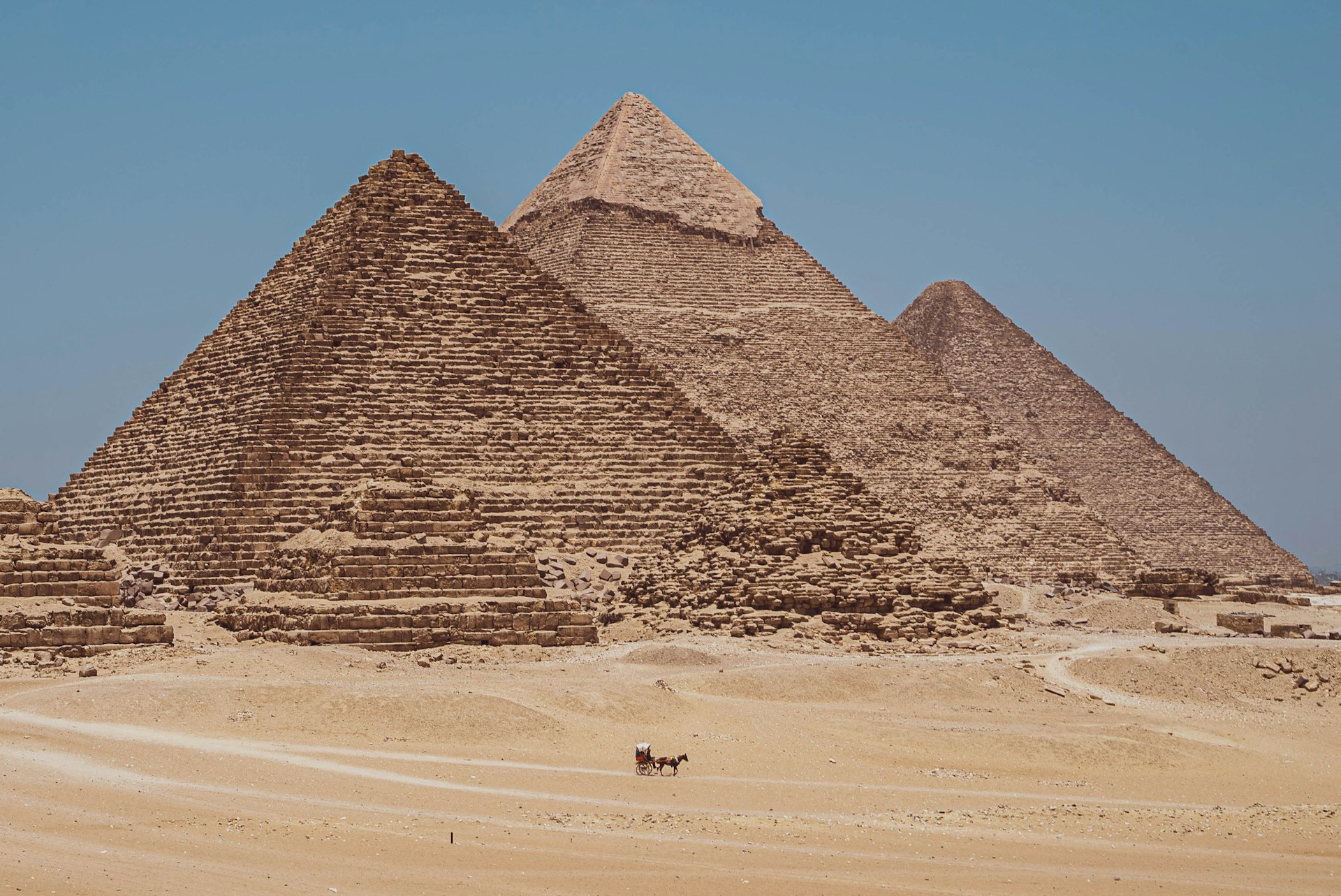 Die Pyramiden von Gizeh in der ägyptischen Wüste