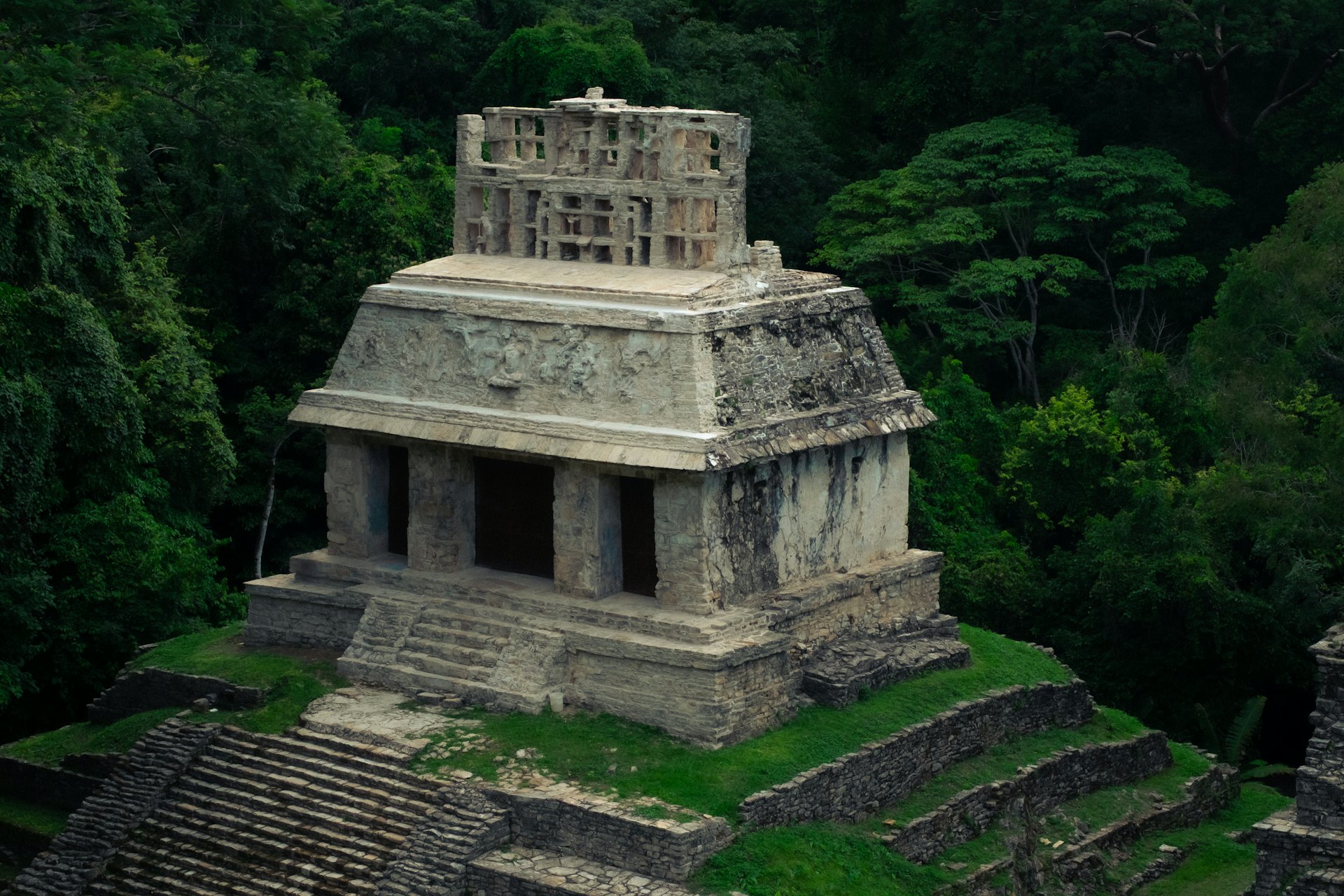Antike Maya-Ruinen im dichten Dschungel Mexikos