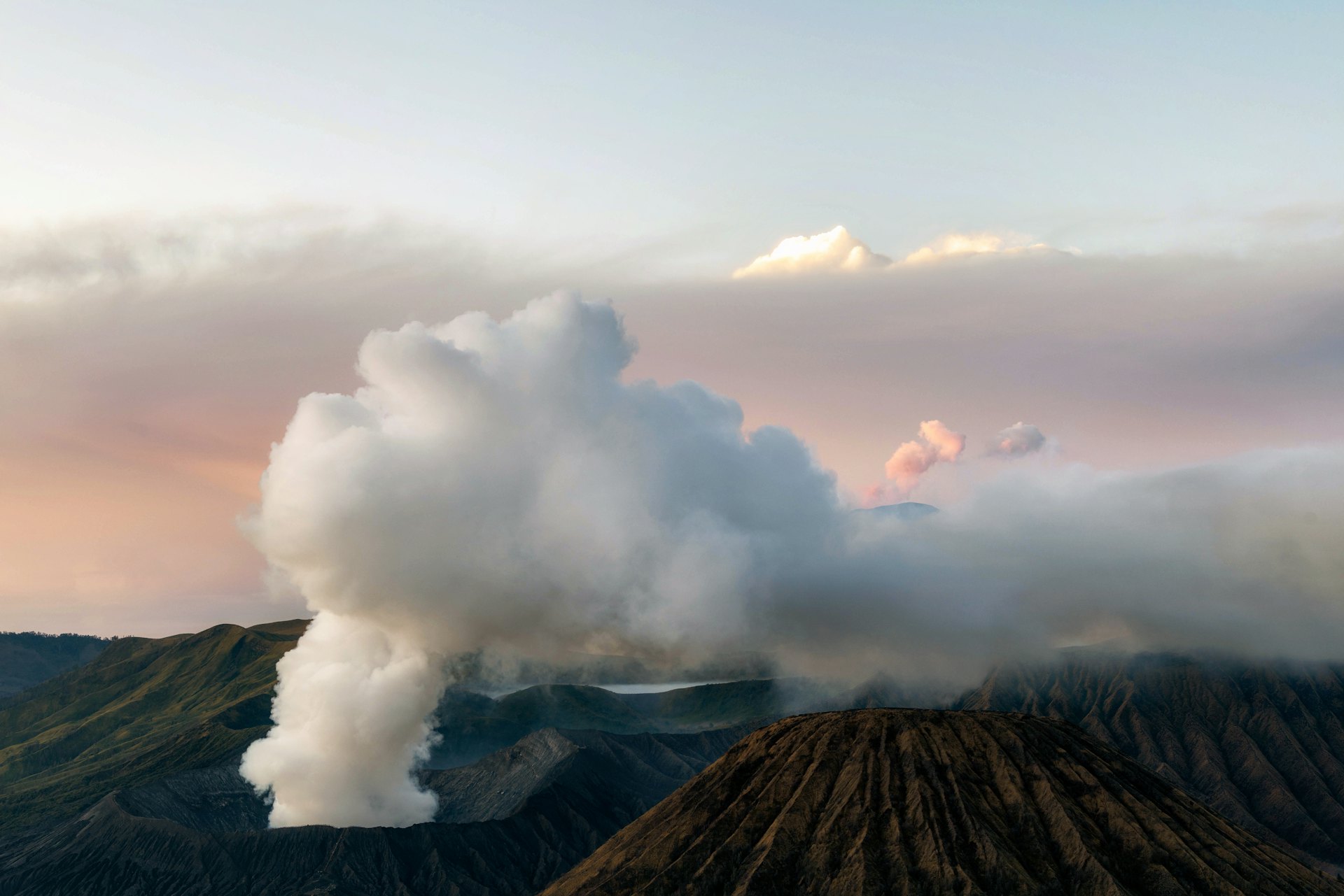 Vulkan Bromo in Indonesien mit aufsteigender Rauchfahne