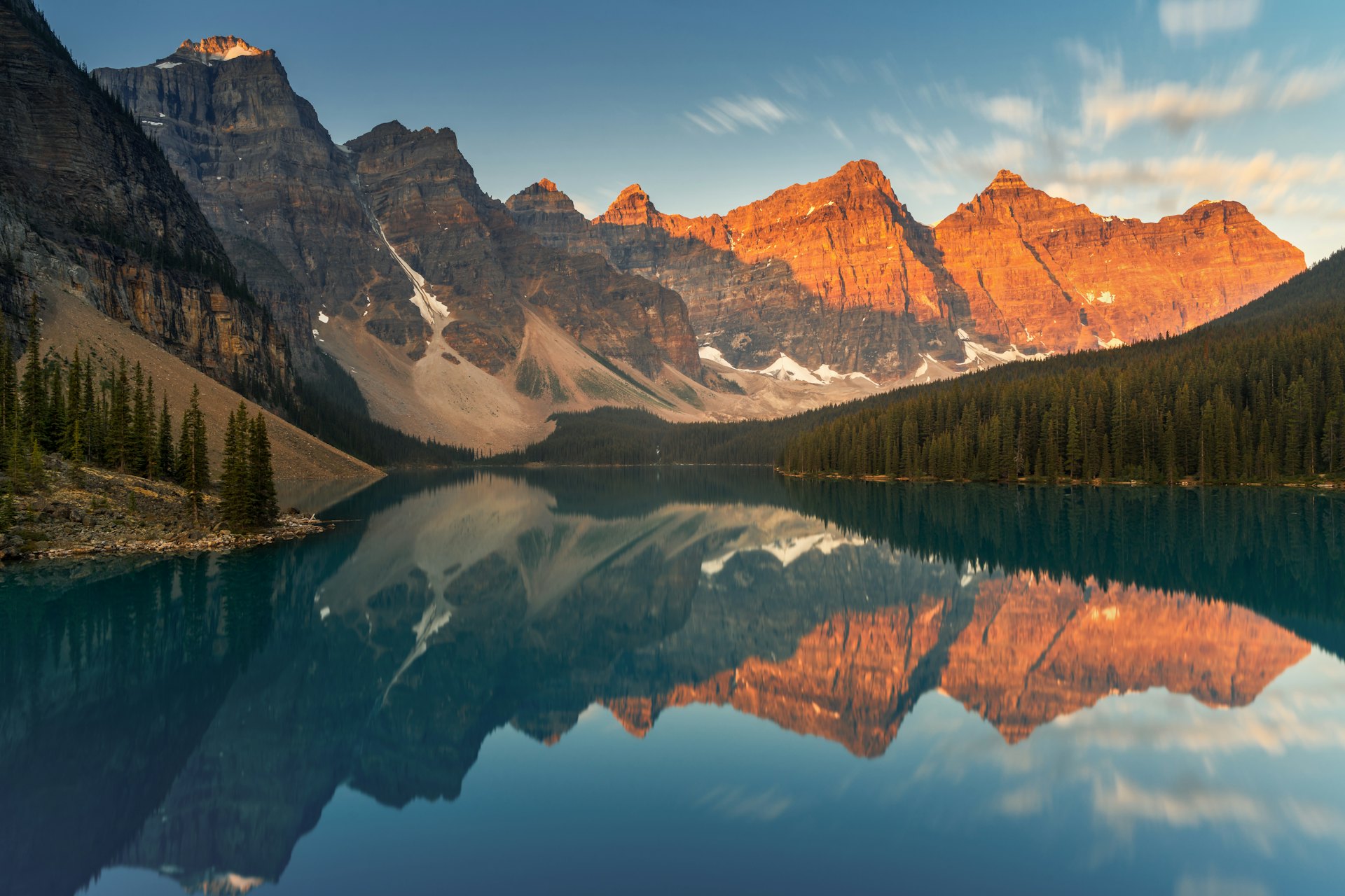 Moraine Lake in Kanada, umgeben von hohen Bergen